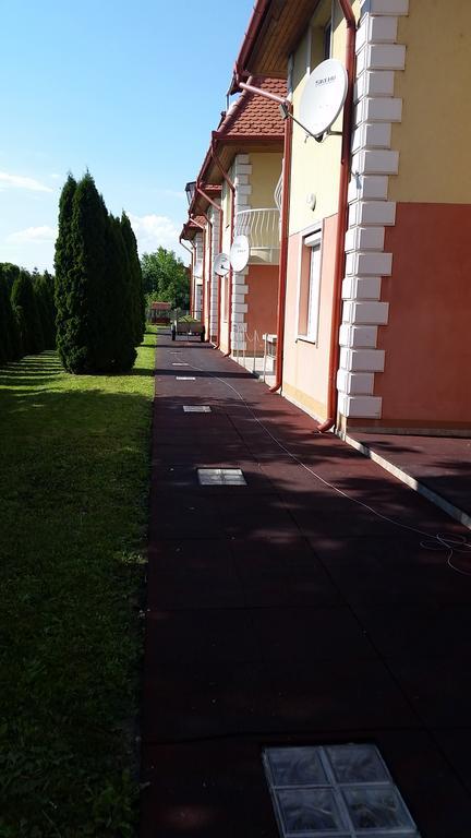 Boglárka Apartman Hajduszoboszlo Exterior foto